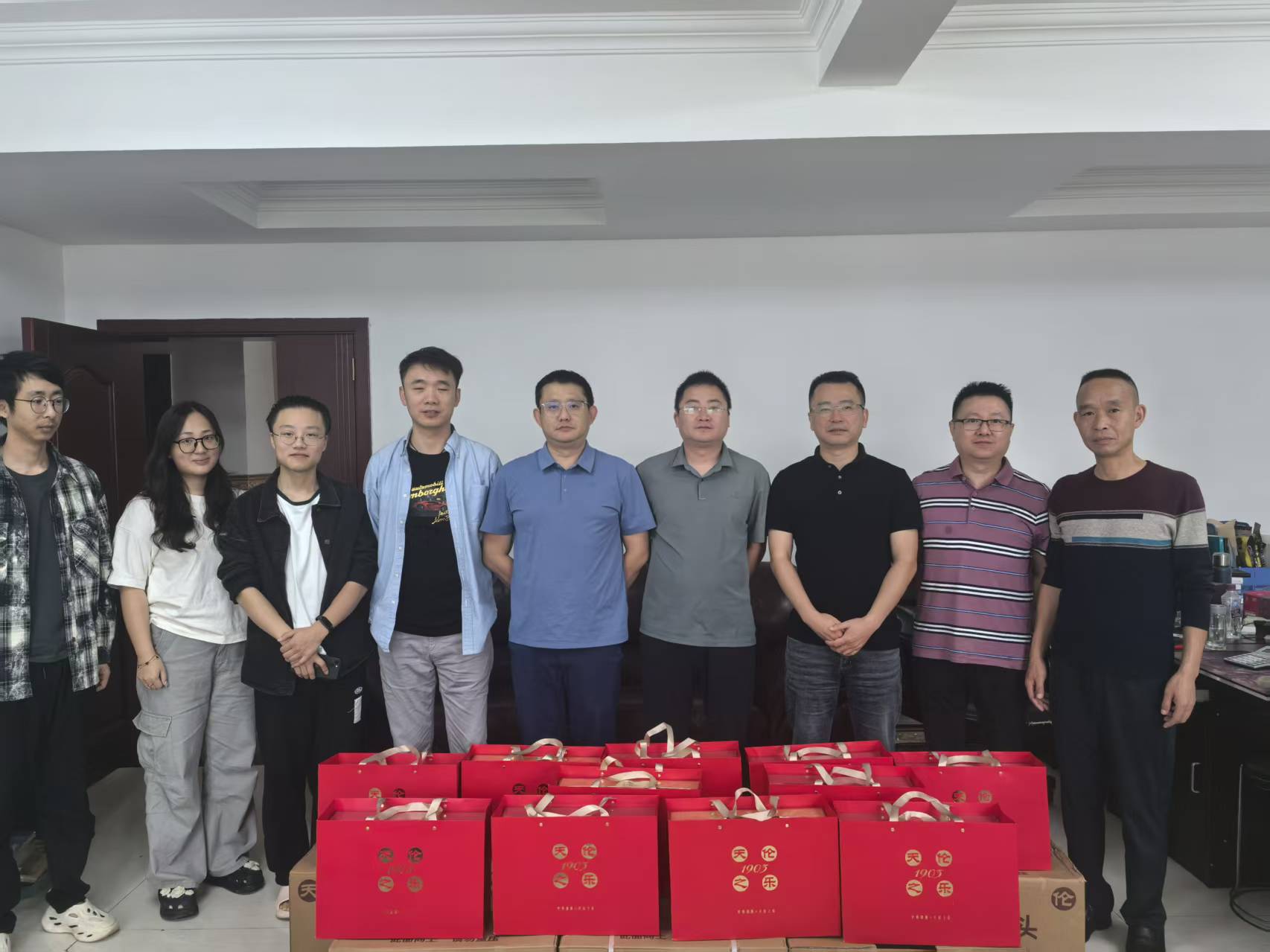 雙節(jié)前夕公司領(lǐng)導(dǎo)赴一線走訪慰問