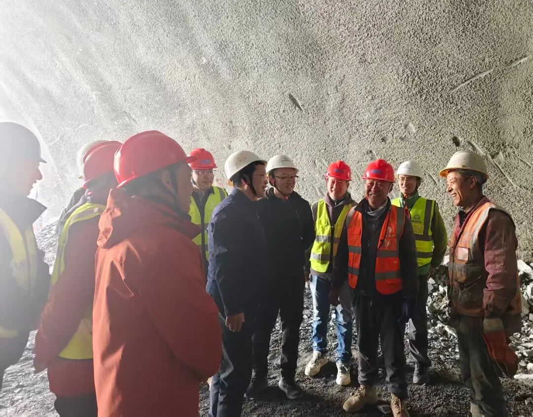 郭勝書記一行國(guó)慶中秋期間調(diào)研我司新疆項(xiàng)目并慰問一線建設(shè)者
