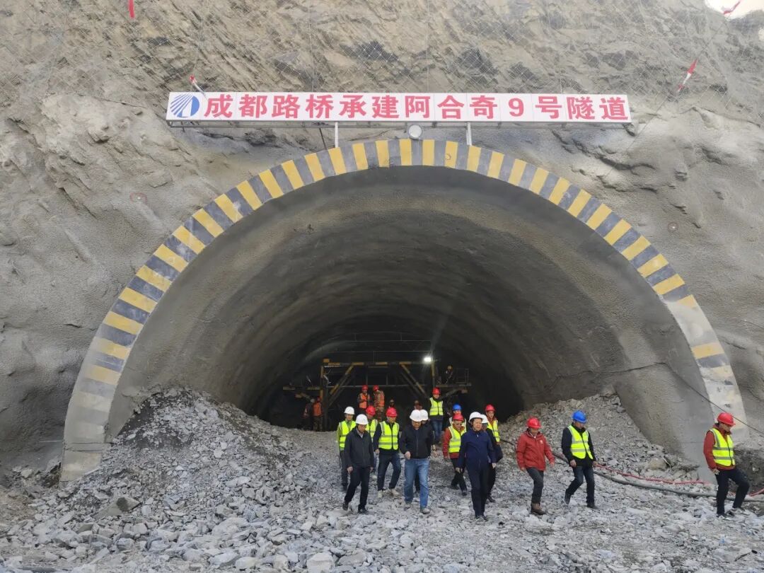 郭勝書記一行國(guó)慶中秋期間調(diào)研我司新疆項(xiàng)目并慰問一線建設(shè)者